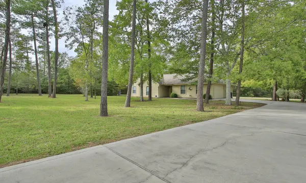 5495 Woodland Lakes Dr, Willis, TX 77378