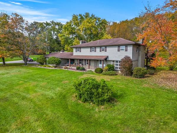 202 Mooney Dr, New Castle, PA 16105