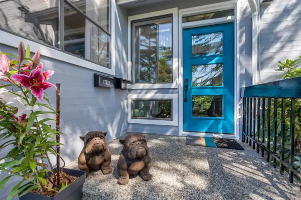 1584 Rockland Ave, Victoria, BC V8S 1W5