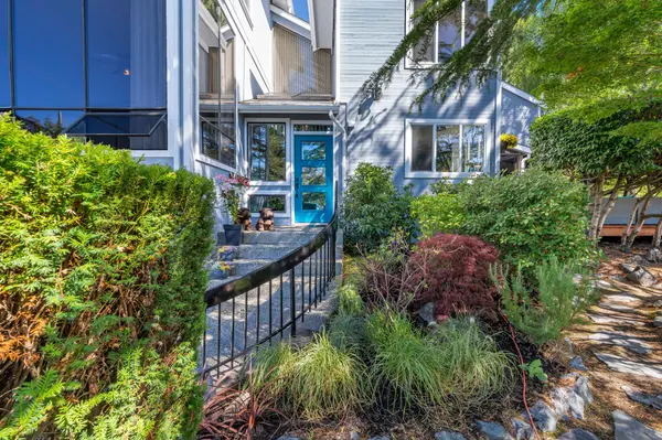 1584 Rockland Ave, Victoria, BC V8S 1W5