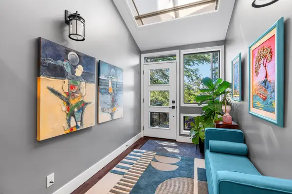 1584 Rockland Ave, Victoria, BC V8S 1W5