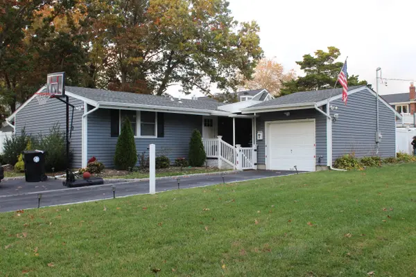 35 Cleveland Ave, Bay Shore, NY 11706
