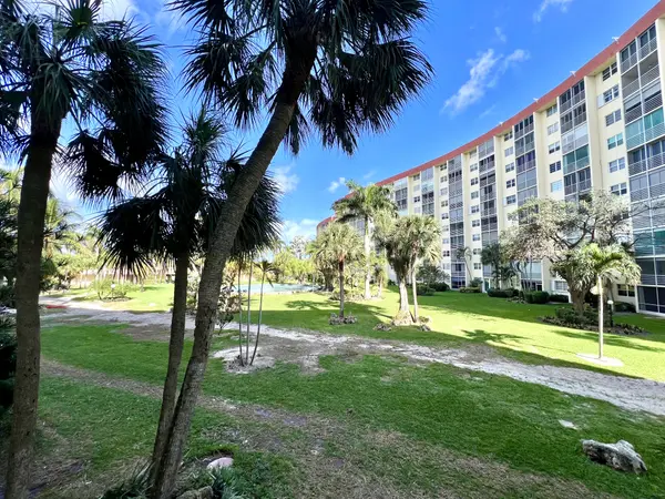 2731 NE 14th St #203, Pompano Beach, FL 33062