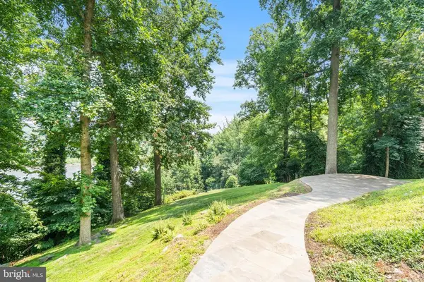 1175 Crest Ln, Mclean, VA 22101