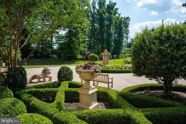 633 River Bend Rd, Great Falls, VA 22066