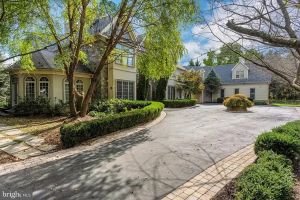 10447 New Ascot Dr, Great Falls, VA 22066