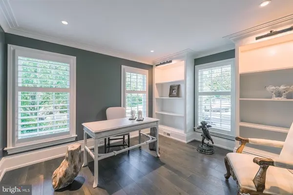 903 Countryside Ct, Mclean, VA 22101