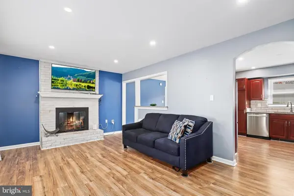 18907 White Oak Dr, Triangle, VA 22172