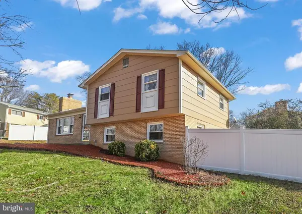 18907 White Oak Dr, Triangle, VA 22172
