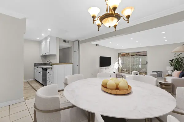 18620 Hatteras St #106, Tarzana, CA 91356