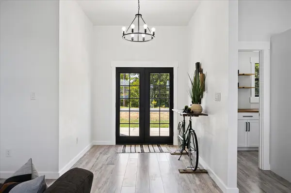 3810 Upper Lake Cir, Granbury, TX 76049