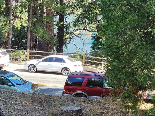 Zurich Dr, Crestline, CA 92325