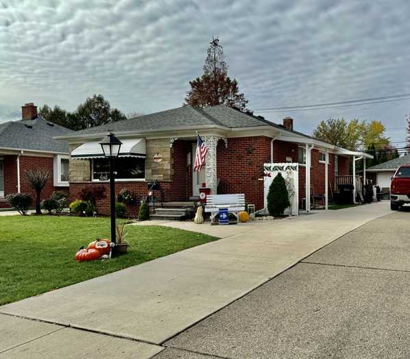 9260 Ruth Ave, Allen Park, MI 48101