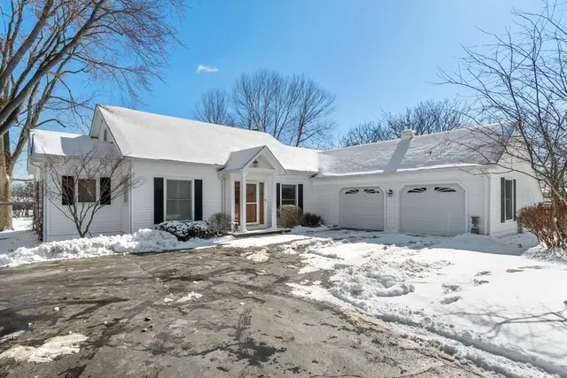 26955 N Elmwood Ave, Lake Forest, IL 60045