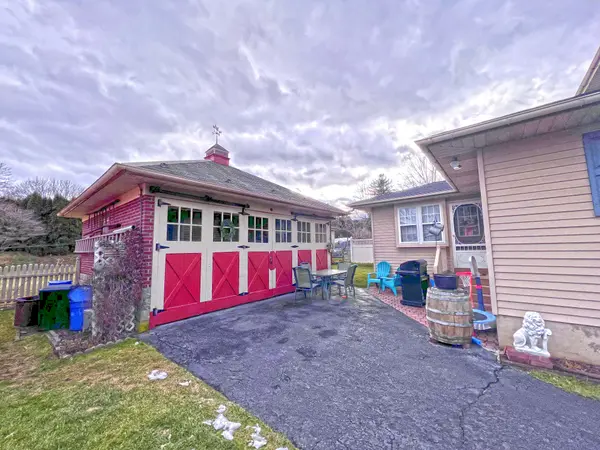 128 E Prospect St, Nazareth, PA 18064