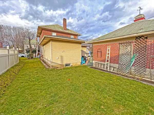 128 E Prospect St, Nazareth, PA 18064