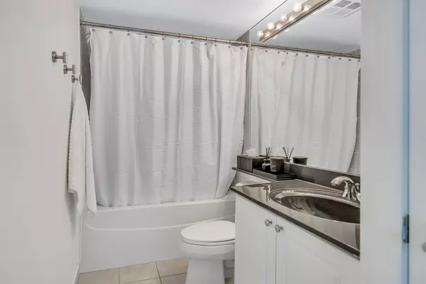 219 Fort York Toronto On M5V 1B1 ## 3704