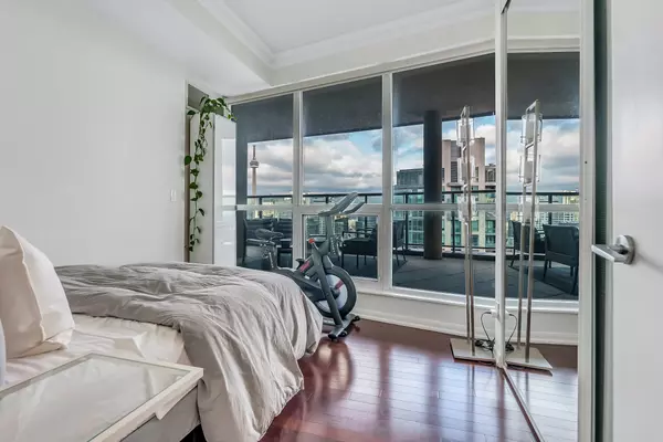 219 Fort York Toronto On M5V 1B1 ## 3704