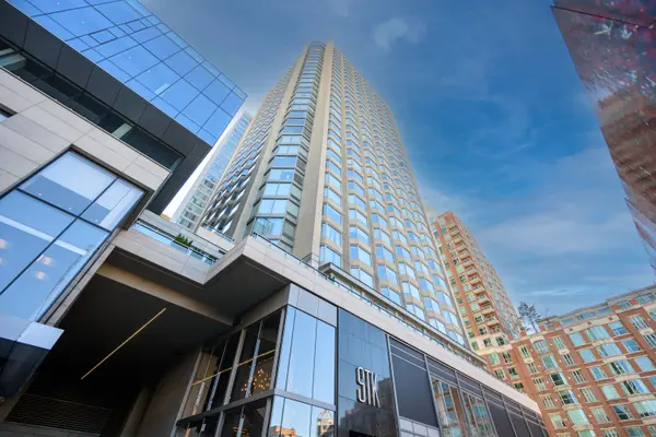155 Yorkville Ave #1504, Toronto, ON M5R 0B4