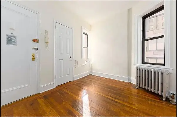 241 E 38th St #2B, New York, NY 10016