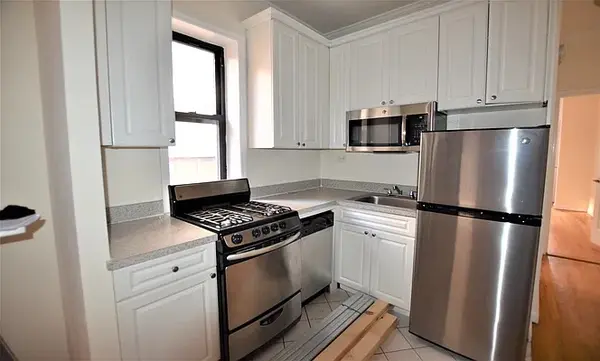 241 E 38th St #2B, New York, NY 10016