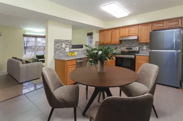 18000 Singing Pine Cir, Montgomery Village, MD 20886
