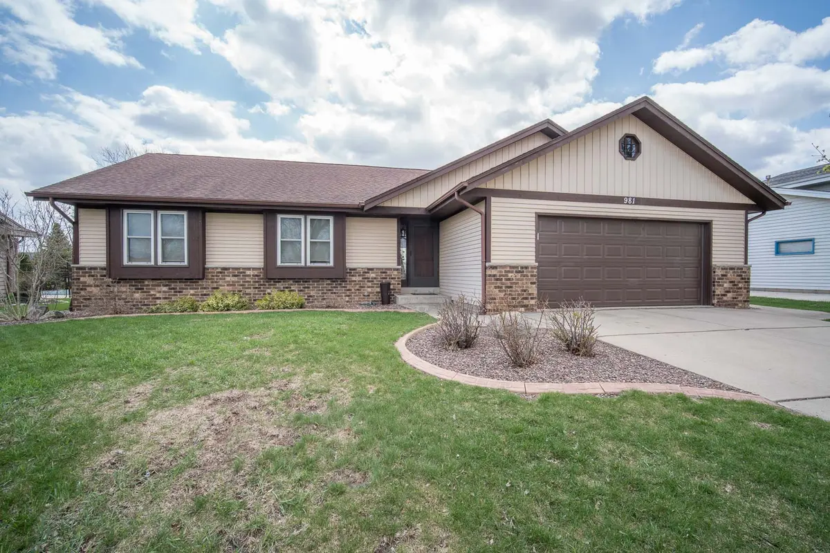 981 E Elm Rd, Oak Creek, WI 53154