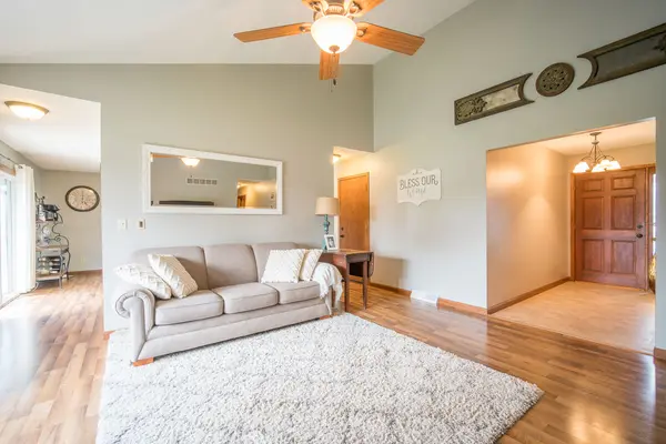 981 E Elm Rd, Oak Creek, WI 53154