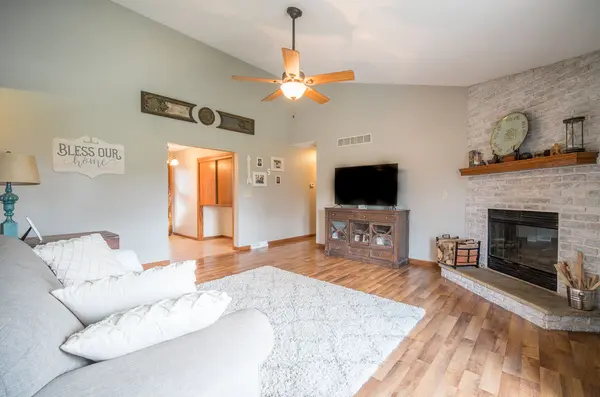 981 E Elm Rd, Oak Creek, WI 53154