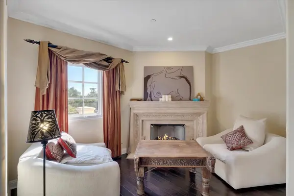 5010  Serena Cr Tarzana CA  91356
