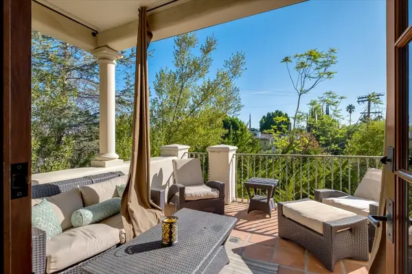 5010  Serena Cr Tarzana CA  91356