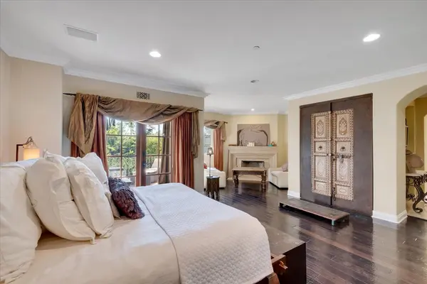 5010  Serena Cr Tarzana CA  91356