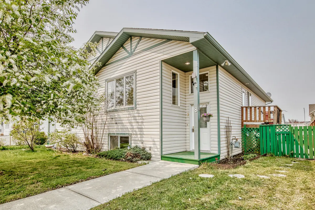 8 Westlake Gln, Strathmore, AB T1P 1W8