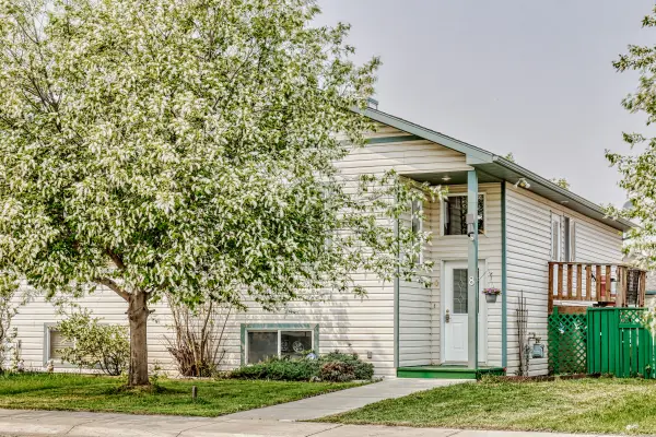 8 Westlake Gln, Strathmore, AB T1P 1W8