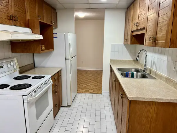 25 Kensington Rd #809, Brampton, ON L6T 3W8