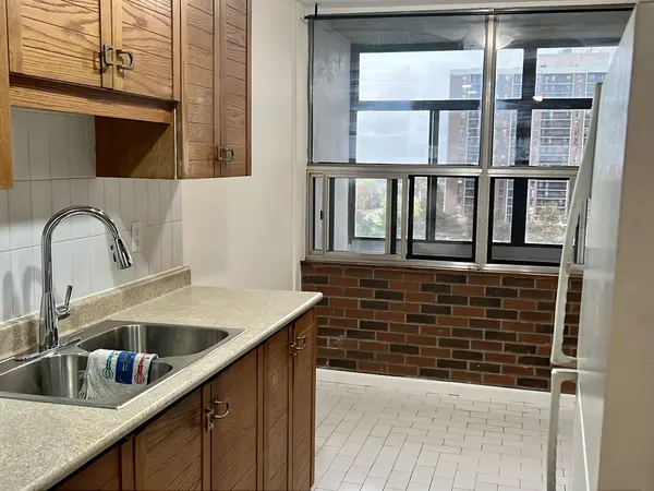 25 Kensington Rd #809, Brampton, ON L6T 3W8