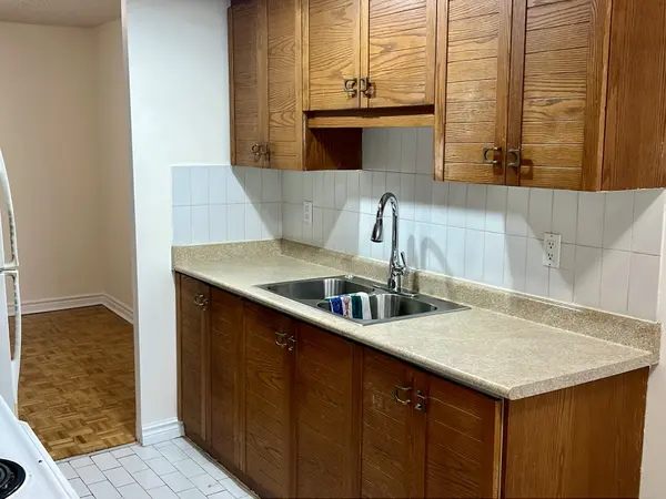 25 Kensington Rd #809, Brampton, ON L6T 3W8
