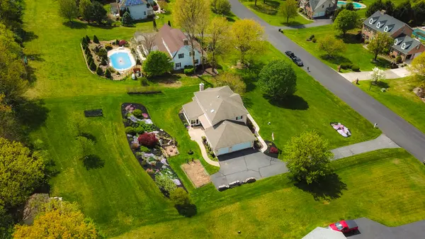 2240 Meadow Brook Dr, Schnecksville, PA 18078