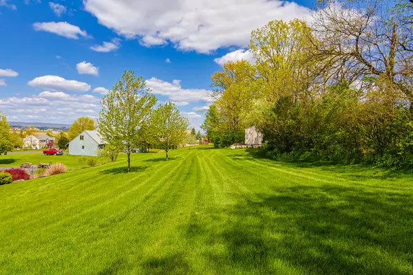 2240 Meadow Brook Dr Schnecksville, PA 18078