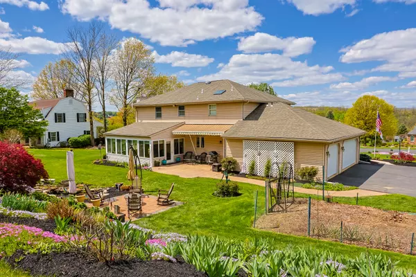 2240 Meadow Brook Dr Schnecksville, PA 18078