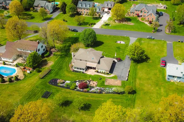 2240 Meadow Brook Dr, Schnecksville, PA 18078