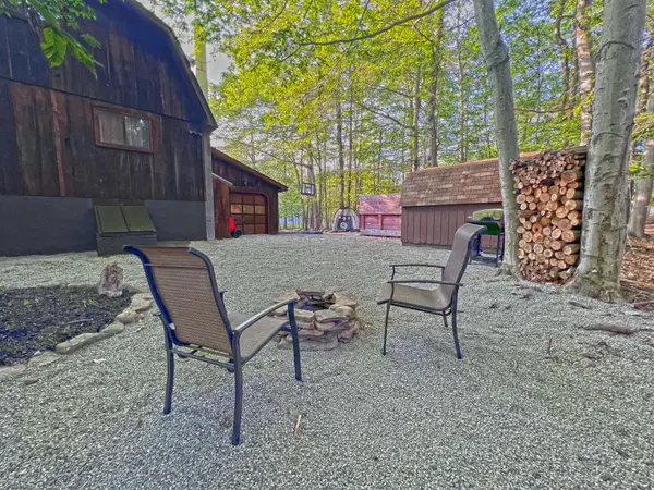 1762 Rolling Hills Dr, Tobyhanna, PA 18466