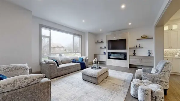 63 Carswell Ave Oshawa, ON L1G 0E7