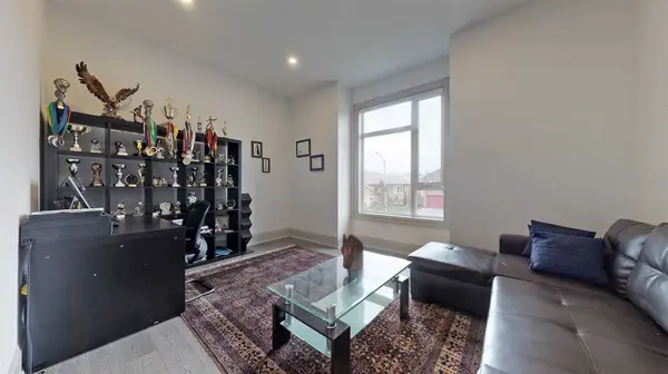 63 Carswell Ave Oshawa, ON L1G 0E7