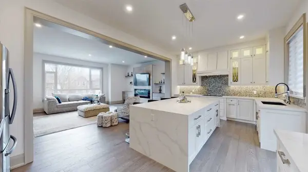 63 Carswell Ave Oshawa, ON L1G 0E7