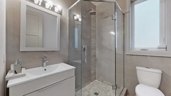 63 Carswell Ave Oshawa, ON L1G 0E7