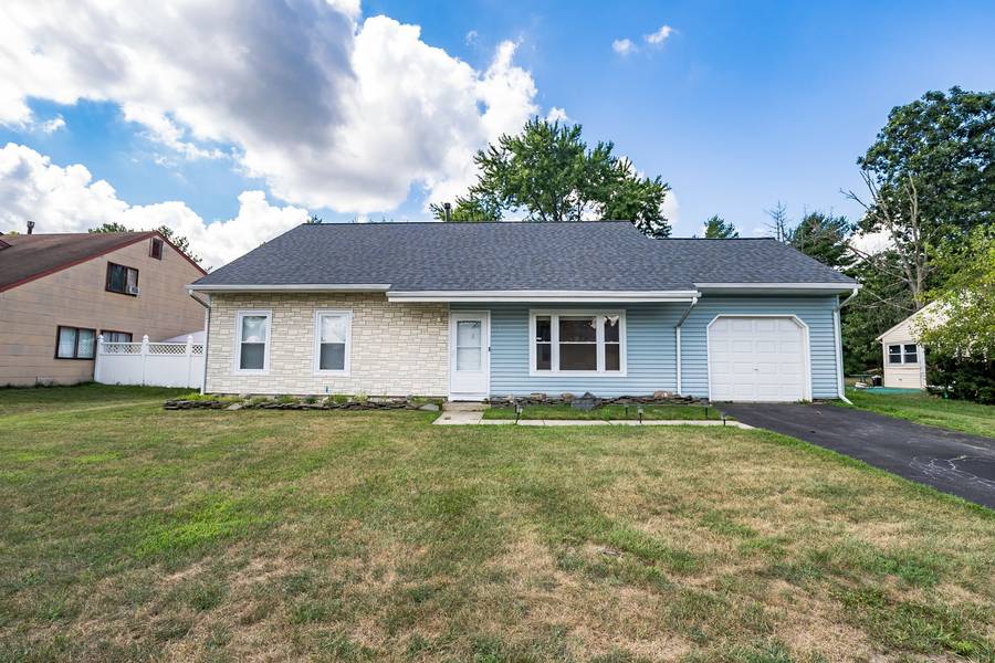 53 Pinewood Ln, Sicklerville, NJ 08081