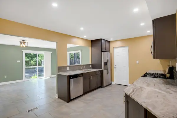 53 Pinewood Ln, Sicklerville, NJ 08081