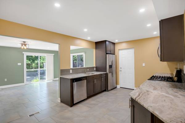 53 Pinewood Ln, Sicklerville, NJ 08081