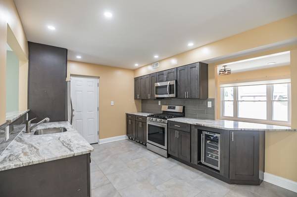 53 Pinewood Ln, Sicklerville, NJ 08081